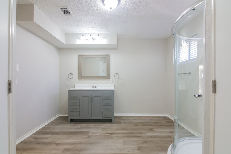 2,355/Mo, 3516 Jasmine Trl Arlington, TX 76017 Bathroom View