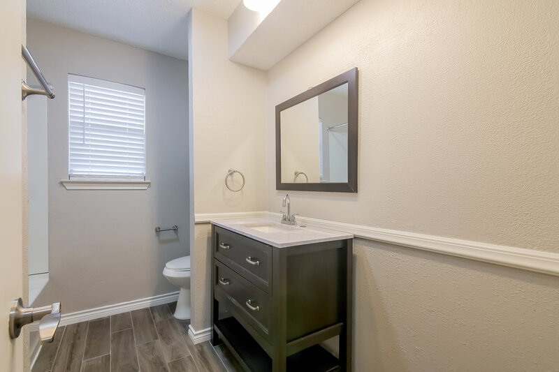 2,355/Mo, 3516 Jasmine Trl Arlington, TX 76017 Bathroom View 2