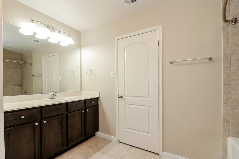 2,240/Mo, 6321 Verdon Gorge Dr Fort Worth, TX 76179 Main Bathroom View