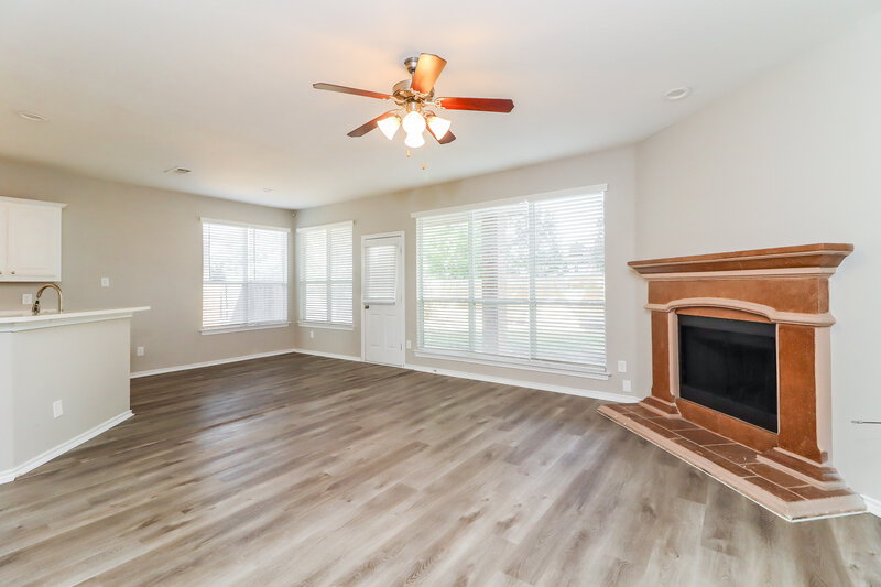 2,275/Mo, 6129 Farrah Dr Fort Worth, TX 76131 Living Room View 2