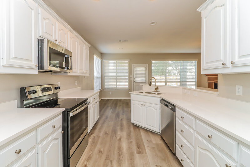 2,275/Mo, 6129 Farrah Dr Fort Worth, TX 76131 Kitchen View 2