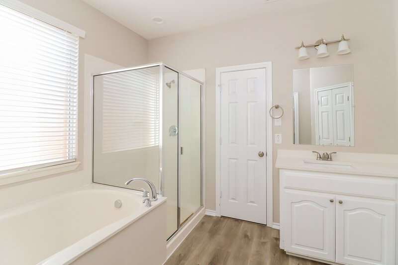2,275/Mo, 6129 Farrah Dr Fort Worth, TX 76131 Main Bathroom View