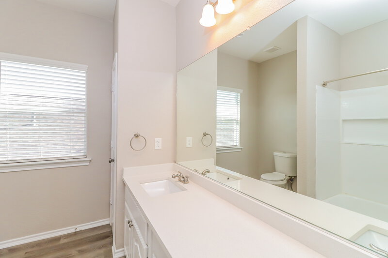 2,275/Mo, 6129 Farrah Dr Fort Worth, TX 76131 Bathroom View