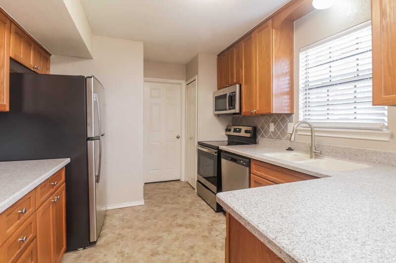 2,220/Mo, 510 Whitney St Cedar Hill, TX 75104 Kitchen View