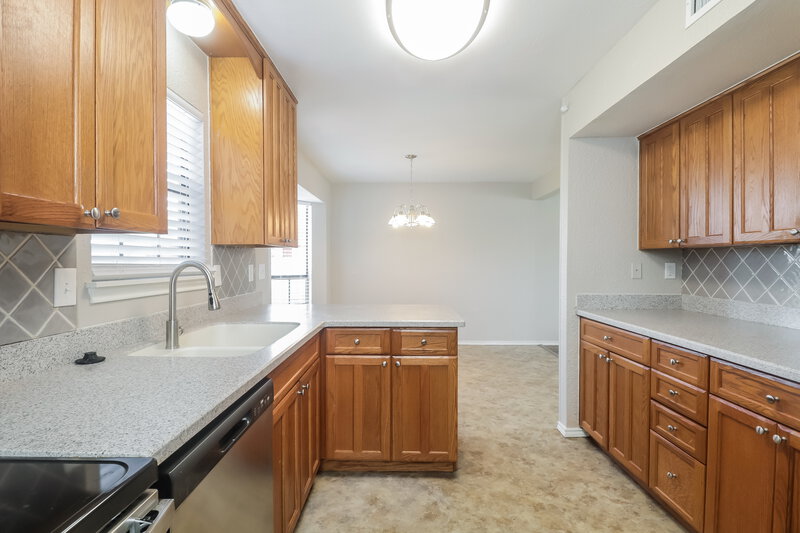 2,220/Mo, 510 Whitney St Cedar Hill, TX 75104 Kitchen View 2
