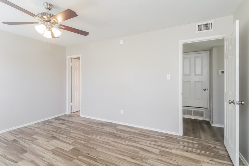 2,220/Mo, 510 Whitney St Cedar Hill, TX 75104 Main Bedroom View