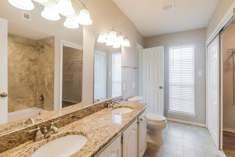 2,220/Mo, 510 Whitney St Cedar Hill, TX 75104 Main Bathroom View