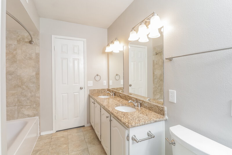 2,220/Mo, 510 Whitney St Cedar Hill, TX 75104 Main Bathroom View 2
