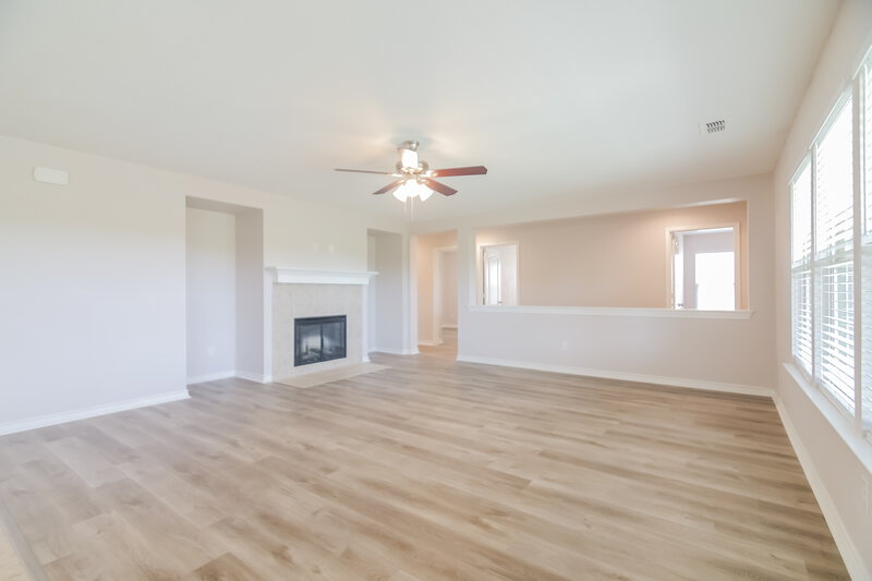 2,515/Mo, 1020 Callalily Dr Desoto, TX 75115 Living Room View