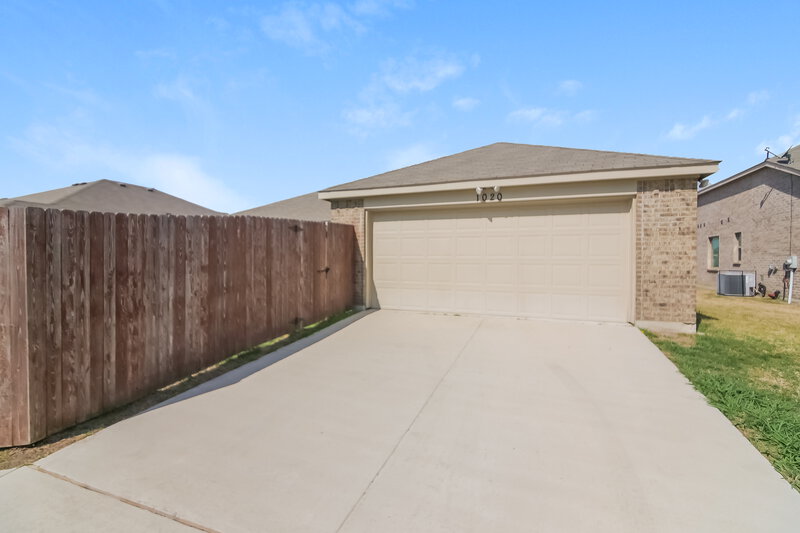 2,515/Mo, 1020 Callalily Dr Desoto, TX 75115 Garage View