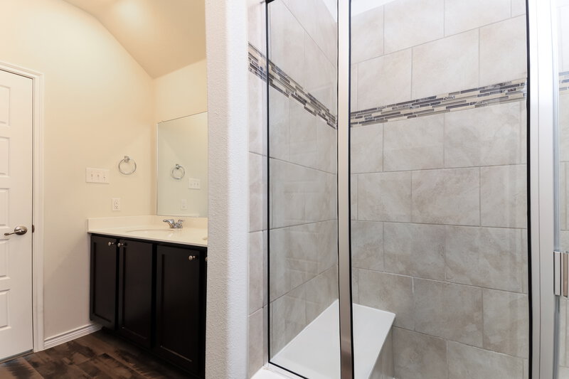 2,245/Mo, 341 Everglade Lndg Royse City, TX 75189 Main Bathroom View 2
