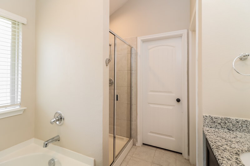 1,975/Mo, 424 Bishopgate Ct Crowley, TX 76036 Main Bathroom View