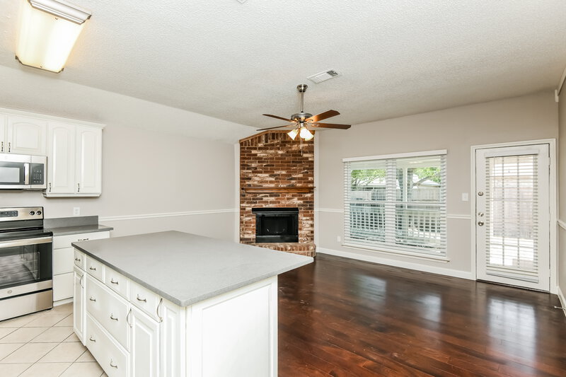 2,245/Mo, 216 Rosewood Ln Cedar Hill, TX 75104 Living Room View 3