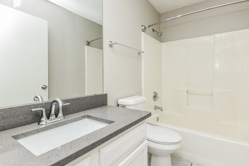 2,245/Mo, 216 Rosewood Ln Cedar Hill, TX 75104 Main Bathroom View