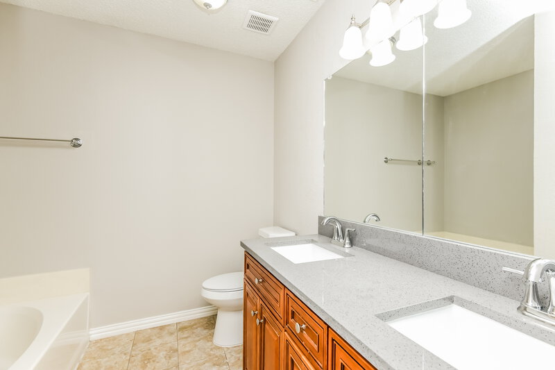2,245/Mo, 216 Rosewood Ln Cedar Hill, TX 75104 Bathroom View