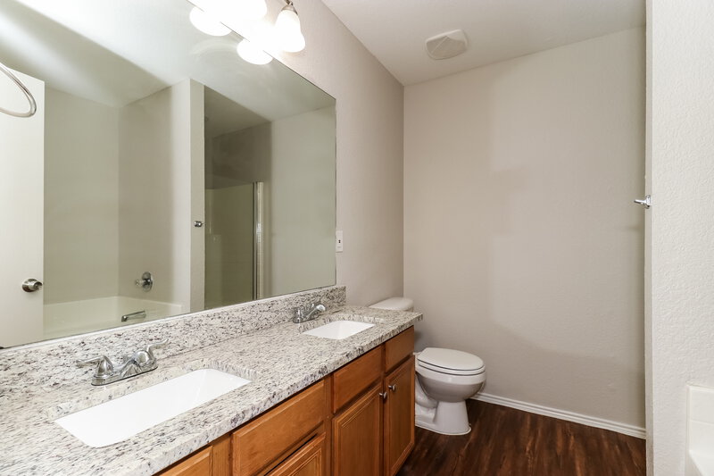 2,060/Mo, 14101 Black Gold Trl Haslet, TX 76052 Main Bathroom View