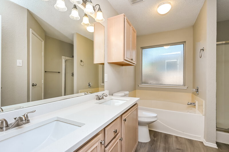 1,910/Mo, 10217 Cypress Hills Dr Fort Worth, TX 76108 Main Bathroom View