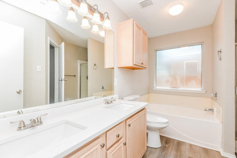 1,985/Mo, 10217 Cypress Hills Dr Fort Worth, TX 76108 Main Bathroom View