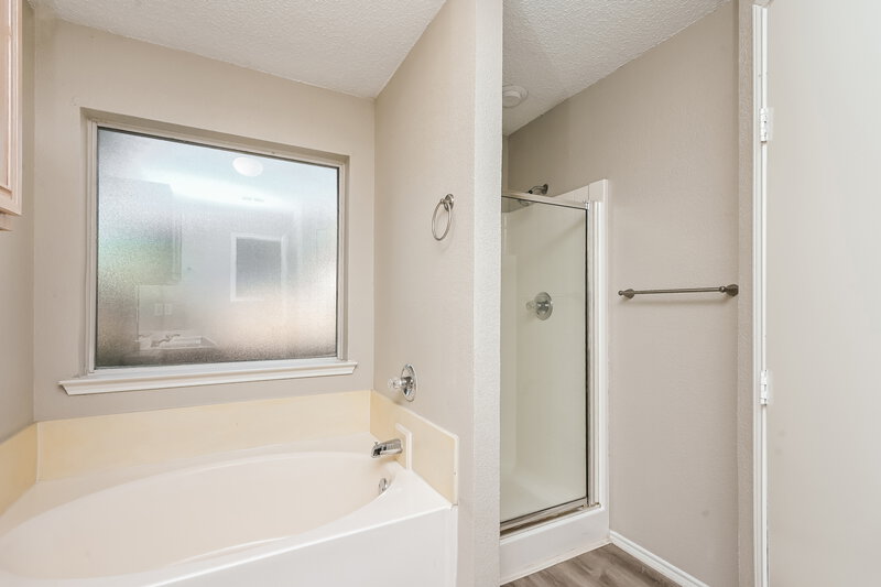 1,910/Mo, 10217 Cypress Hills Dr Fort Worth, TX 76108 Main Bathroom View 2