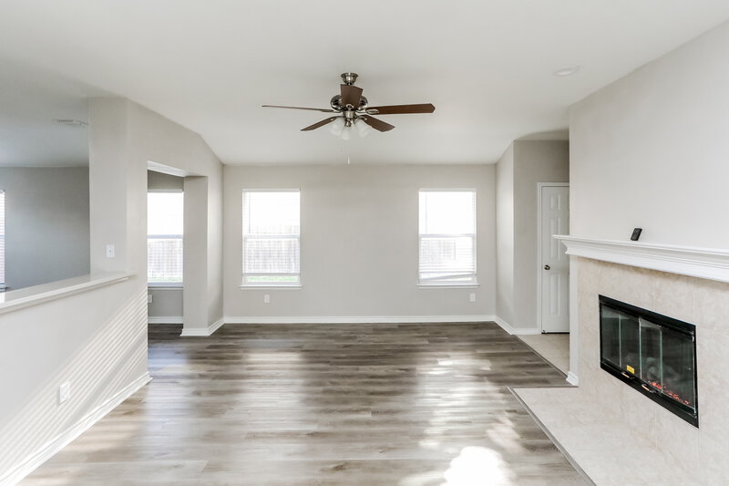 0/Mo, 616 Trillium Ln Desoto, TX 75115 Living Room View 2