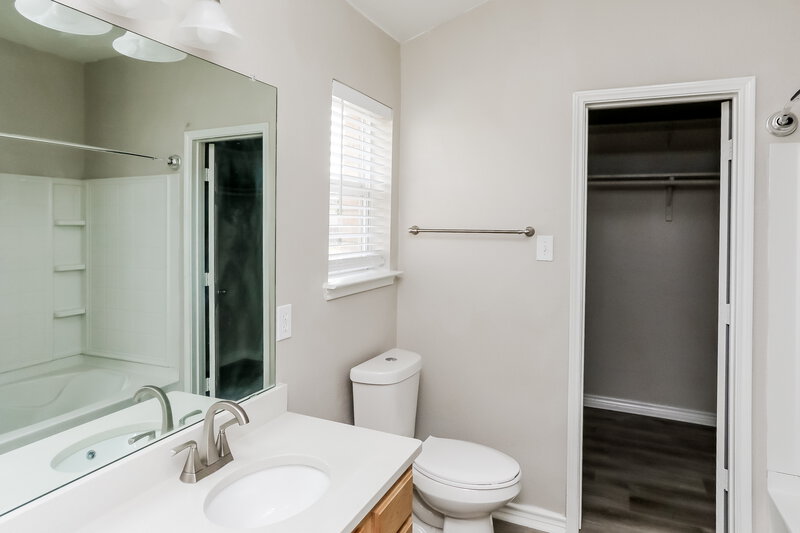 0/Mo, 616 Trillium Ln Desoto, TX 75115 Main Bathroom View