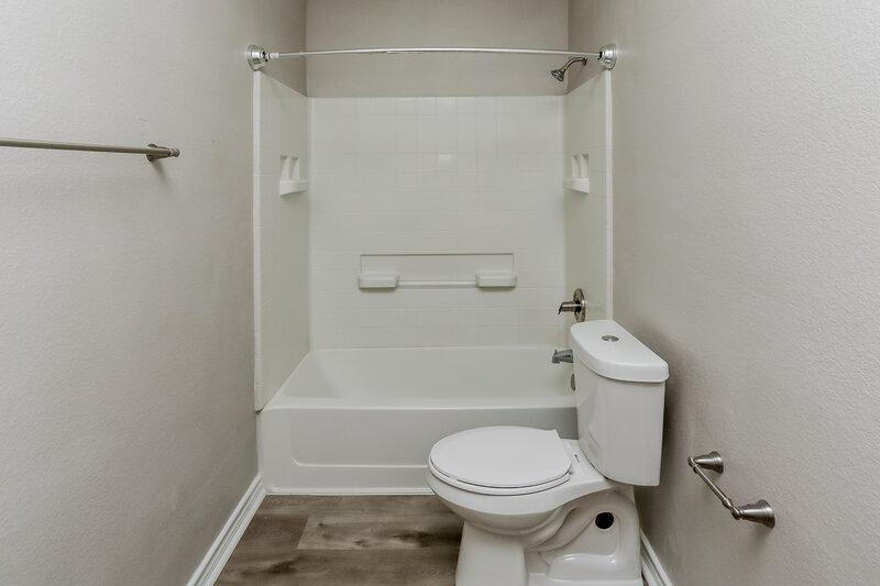 0/Mo, 616 Trillium Ln Desoto, TX 75115 Bathroom View