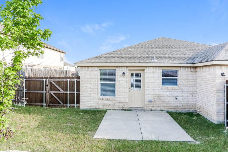 0/Mo, 616 Trillium Ln Desoto, TX 75115 Rear View