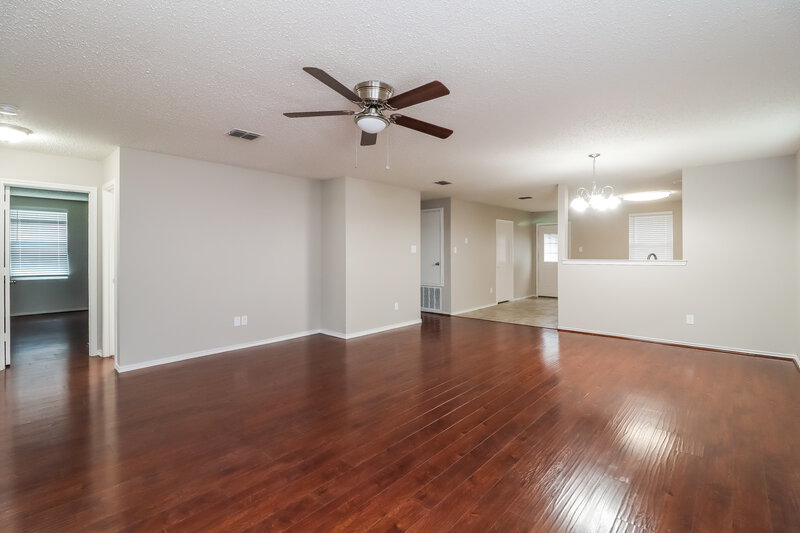 2,275/Mo, 509 Travis Ranch Trl Arlington, TX 76002 Living Room View 2