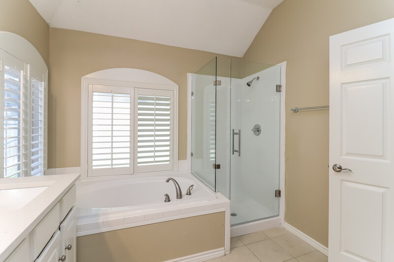 2,500/Mo, 1933 Perry Dr Mansfield, TX 76063 Main Bathroom View
