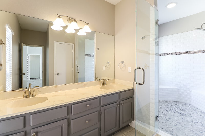 2,150/Mo, 1029 Primrose St Mesquite, TX 75149 Main Bathroom View