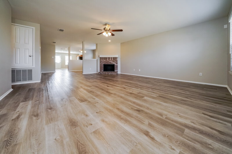 2,195/Mo, 6521 Longleaf Ln Denton, TX 76210 Living Room View 2