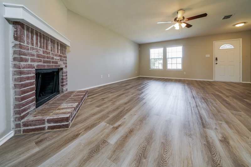 2,195/Mo, 6521 Longleaf Ln Denton, TX 76210 Living Room View 3