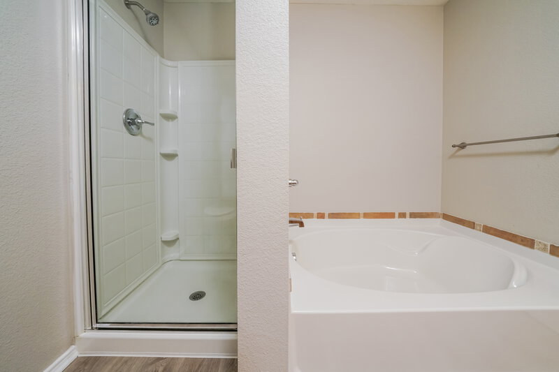 2,195/Mo, 6521 Longleaf Ln Denton, TX 76210 Main Bathroom View 2