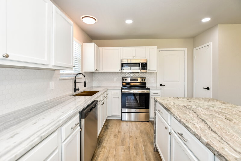 1,990/Mo, 1621 Lesli Dr Royse City, TX 75189 Kitchen View