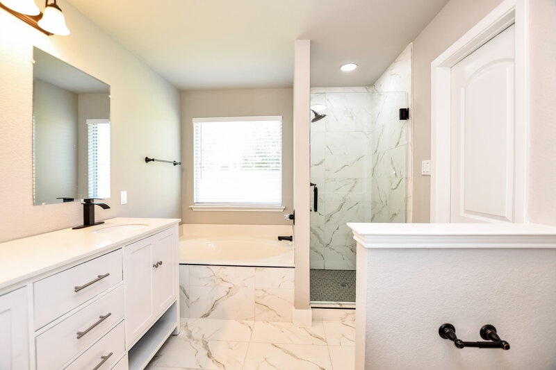 1,990/Mo, 1621 Lesli Dr Royse City, TX 75189 Main Bathroom View