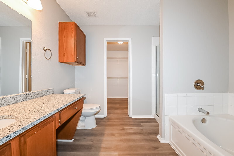 2,150/Mo, 2950 Monticello Ln Lancaster, TX 75134 Main Bathroom View