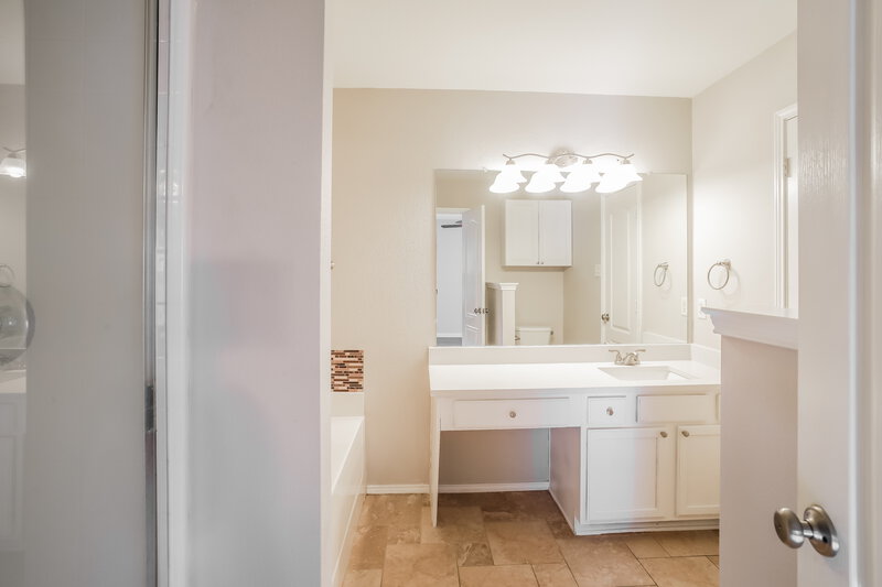 2,270/Mo, 10440 Fossil Hill Dr Fort Worth, TX 76131 Main Bathroom View