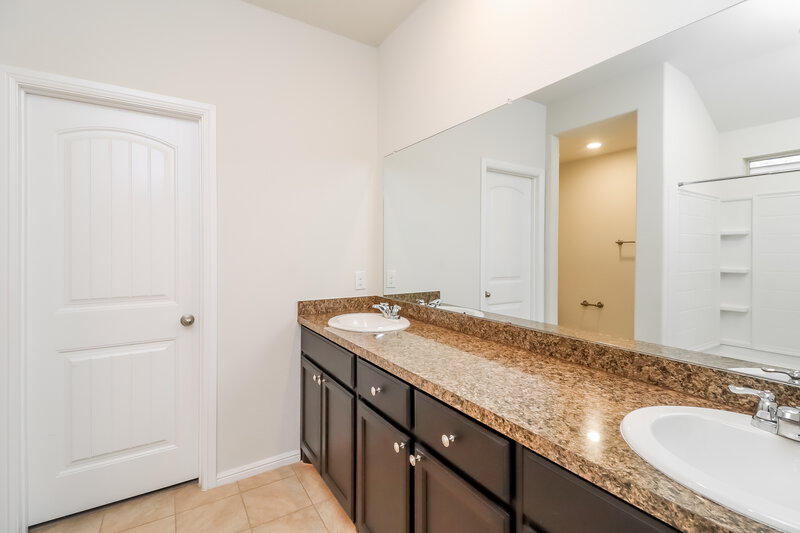 2,215/Mo, 844 Wylie St Crowley, TX 76036 Main Bathroom View
