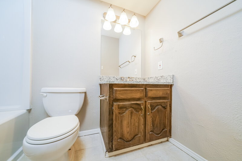2,465/Mo, 1909 Wisteria St Denton, TX 76205 Bathroom View