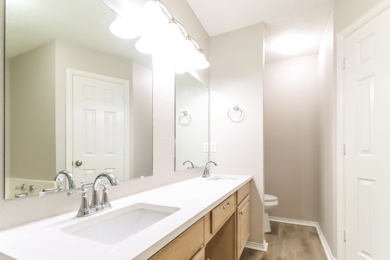 2,430/Mo, 5118 Ridge Pointe Dr Arlington, TX 76017 Main Bathroom View