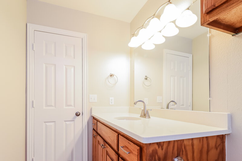 2,165/Mo, 1301 Rumfield Rd White Settlement, TX 76108 Main Bathroom View