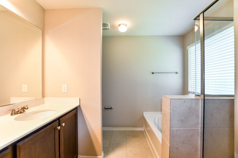 1,890/Mo, 4713 Joshua Dr Sanger, TX 76266 Main Bathroom View