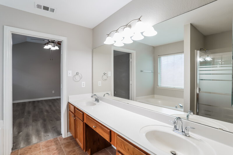 2,030/Mo, 6729 Sierra Madre Dr Fort Worth, TX 76179 Main Bathroom View