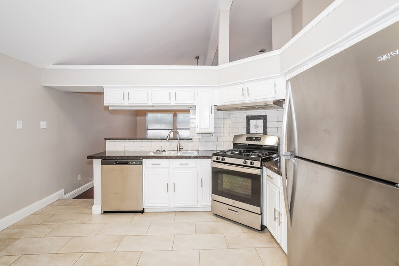 2,185/Mo, 2607 Mountainview Dr Corinth, TX 76210 Kitchen View 2