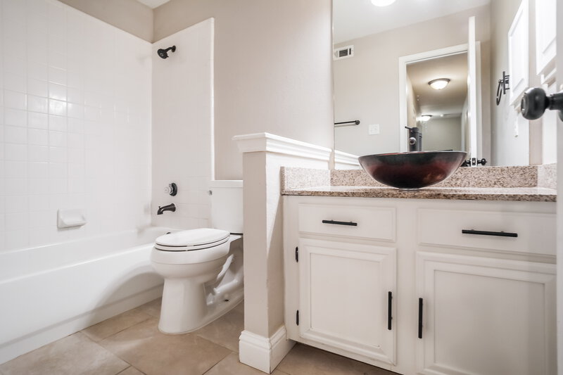2,185/Mo, 2607 Mountainview Dr Corinth, TX 76210 Bathroom View