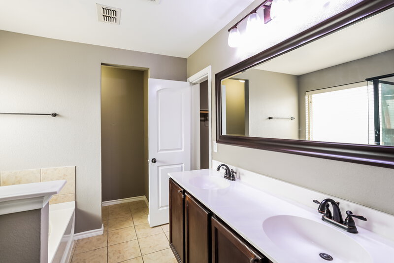 2,325/Mo, 4520 Rockmill Trl Fort Worth, TX 76179 Main Bathroom View