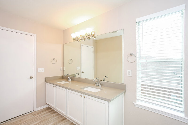 2,700/Mo, 2016 Dove Xing Melissa, TX 75454 Main Bathroom View