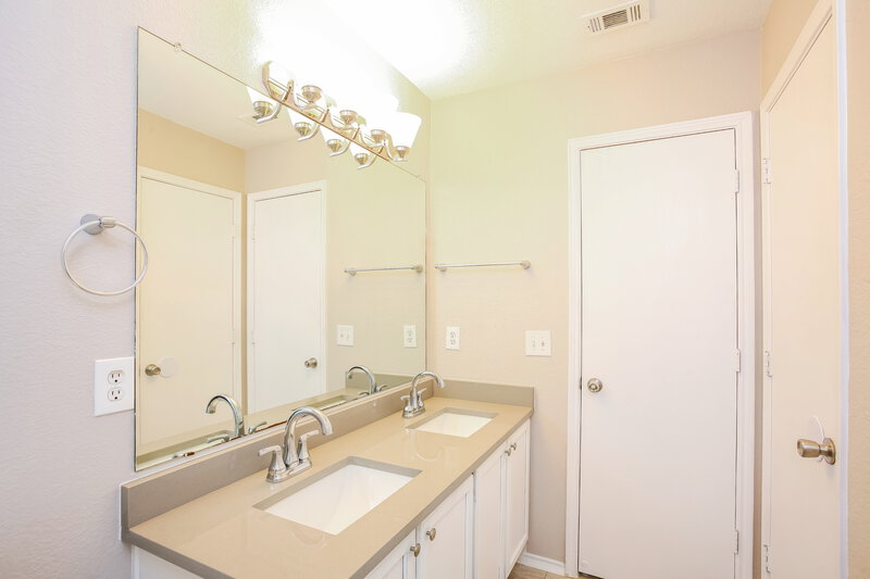 2,700/Mo, 2016 Dove Xing Melissa, TX 75454 Main Bathroom View 2