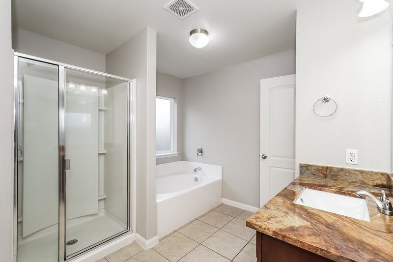 2,180/Mo, 4204 Tower Ln Crowley, TX 76036 Main Bathroom View