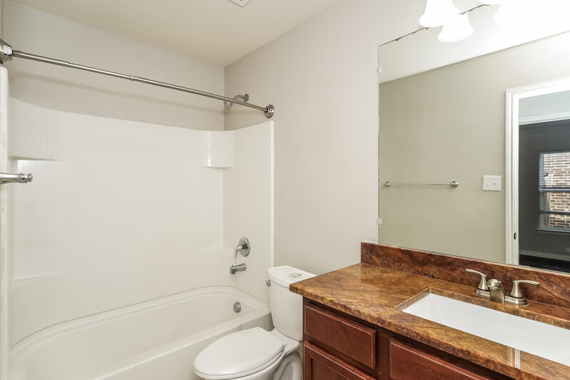 2,180/Mo, 4204 Tower Ln Crowley, TX 76036 Bathroom View